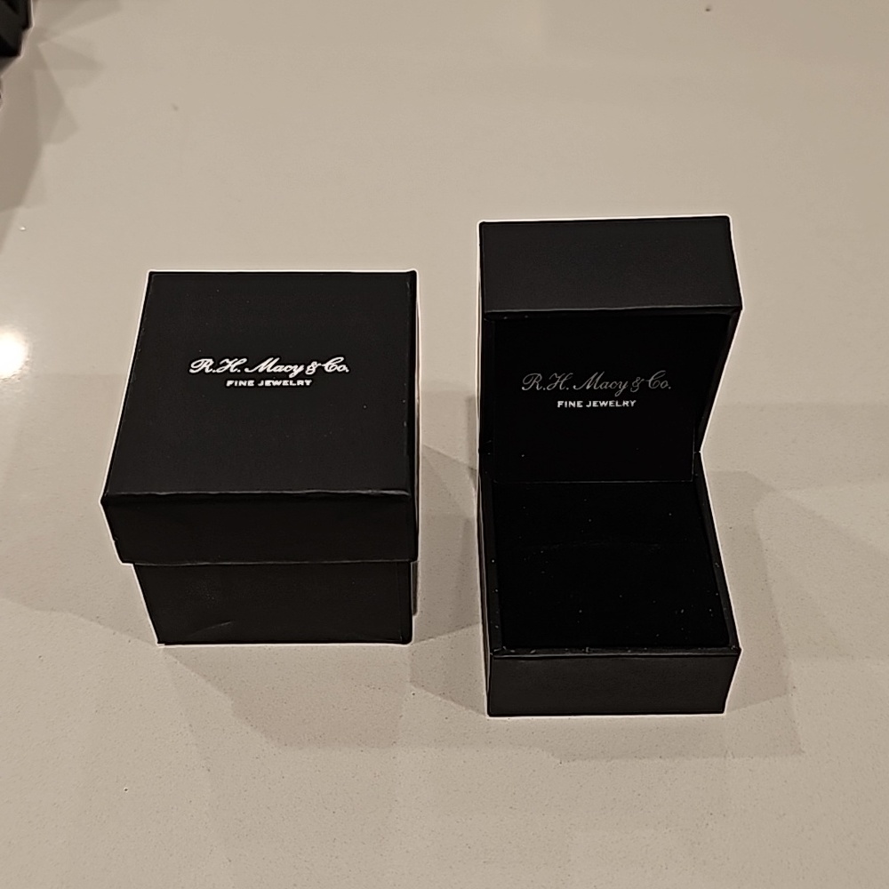 E. He. Macy and co fine jewelry ring or earring box